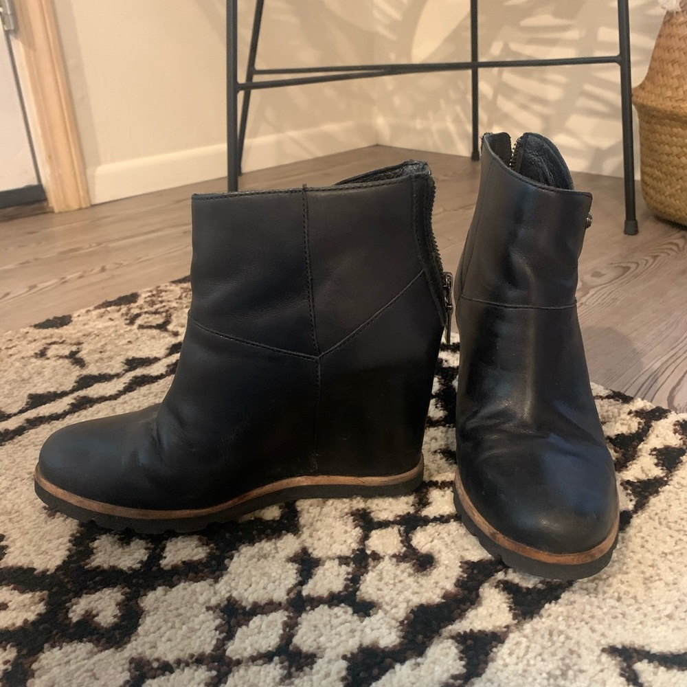 Women’s Ugg Amal Fur Lined Black Wedge Booties size 6.5